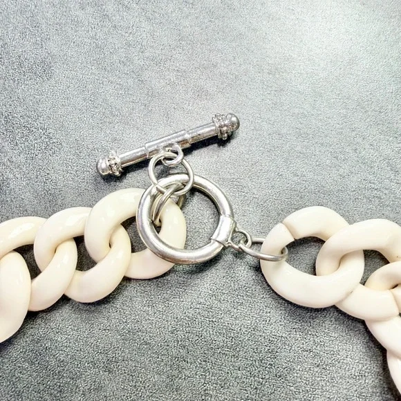 Cream Acrylic Over sized Chain Necklace With Large Lime Green Heart Pendant - Picture 3 of 4